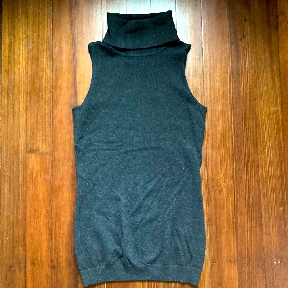 Minnie Rose Sleeveless Turtleneck sweater. XS